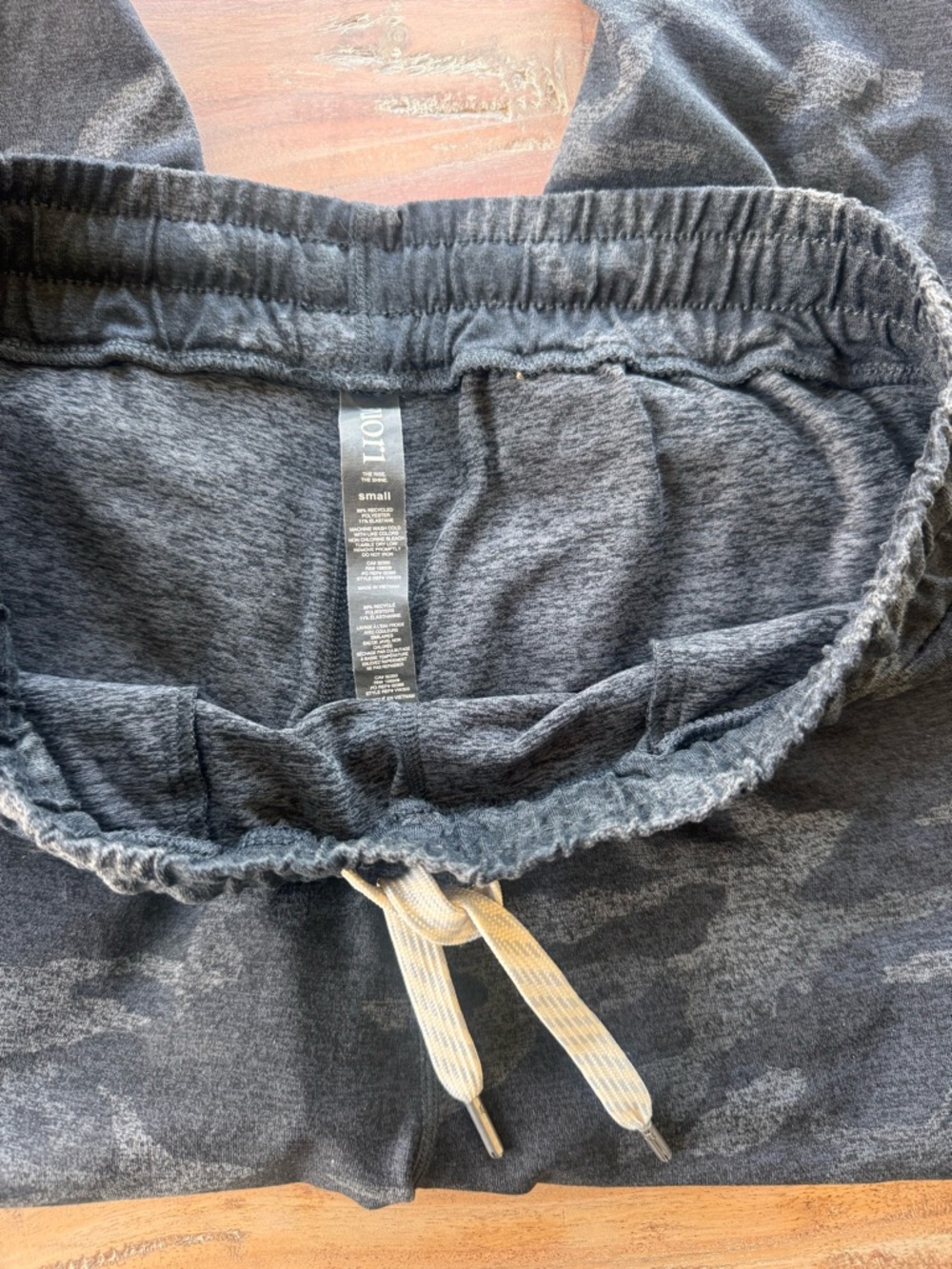 Vuori Performance joggers size small. - Picture 3 of 6